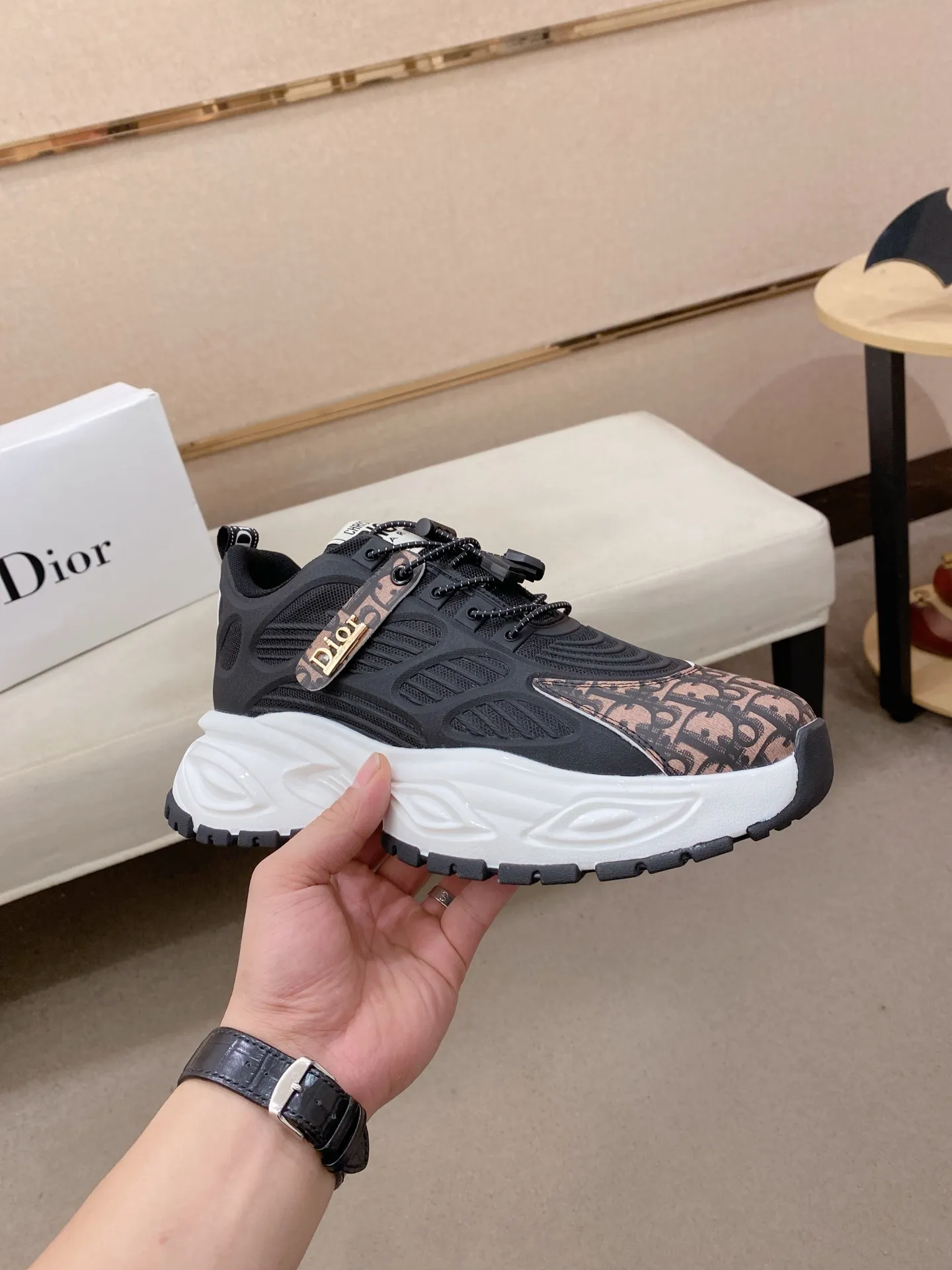 Men's shoes💰 462💰🇮🇹🇮🇹Dior d The new model is on sale at the same time at the counter. The upper 🇮🇹 is imported Italian first-layer cowhide, and the lining is fully imported sheepskin 💪💪. It is a complete 1⃣️ to 1⃣️ replica 🇮🇹💪💪, ⚠ Sole: The original sole is specially provided by the original factory. The exclusive movable molded sole is super comfortable. ⚠Original factory single goods, 🔍🔍high quality, you can enter and leave the counter at will, welcome to compare⚠. Code number:38-44